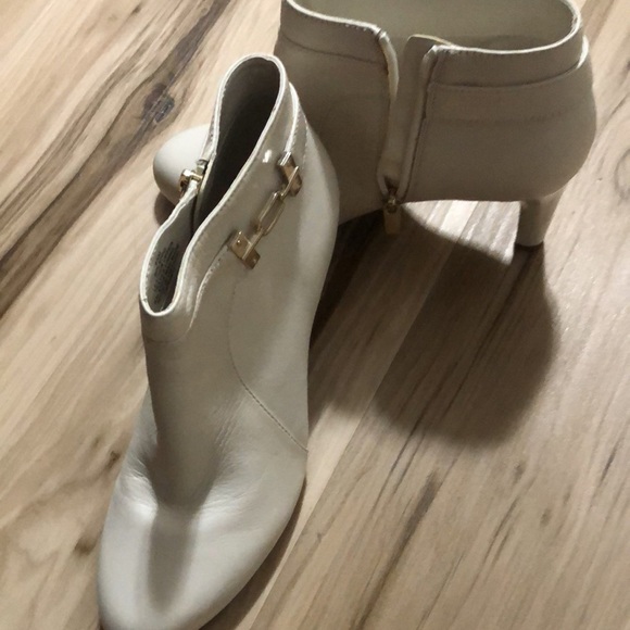BANDOLINO LEATHER ANKLE BOOTS Size 9 1/2. Cream. NEW Never worn - Picture 4 of 6